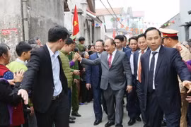 Thủ tướng Nguyễn Xuân Phúc với nhân dân tỉnh xã Xuân Trúc, huyện Ân Thi, tỉnh Hưng Yên. (Ảnh: Dương Giang/TTXVN)