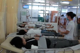 Các nạn nhân đang được cấp cứu tại Bệnh viện Đa khoa Đà Nẵng. (Ảnh: Nguyễn Sơn/TTXVN)