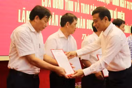 Ông Đặng Trọng Thăng, Chủ tịch Ủy ban Nhân dân tỉnh Thái Bình trao các quyết định bổ nhiệm chức vụ lãnh đạo Văn phòng Đoàn đại biểu Quốc hội, HĐND và UBND tỉnh. (Ảnh: Nguyễn Công Hải/TTXVN)