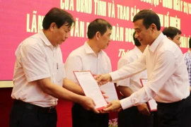 Ông Đặng Trọng Thăng, Chủ tịch Ủy ban Nhân dân tỉnh Thái Bình trao các quyết định bổ nhiệm chức vụ lãnh đạo Văn phòng Đoàn đại biểu Quốc hội, HĐND và UBND tỉnh. (Ảnh: Nguyễn Công Hải/TTXVN)