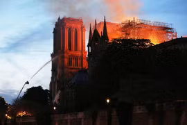 Hiện trường vụ hỏa hoạn tại Nhà thờ Đức Bà ở Paris, Pháp, ngày 15/4/2019. (Ảnh: THX/TTXVN)