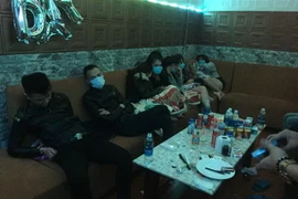 Khi bị bắt, các đối tượng vẫn còn 'phê' ma túy trong nhà nghỉ. (Ảnh: Hồng Điệp/TTXVN)