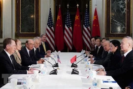 Phái đoàn Mỹ do Đại diện Thương mại Robert Lighthizer (thứ nhất, trái) đứng đầu trong cuộc đàm phán với phái đoàn Trung Quốc do Phó Thủ tướng Lưu Hạc (thứ nhất, phải) đứng đầu tại Washington DC., ngày 21/2/2019. (Ảnh: AFP/TTXVN)