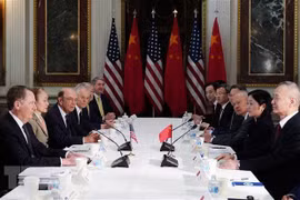 Phái đoàn Mỹ do Đại diện Thương mại Robert Lighthizer (thứ nhất, trái) đứng đầu trong cuộc đàm phán với phái đoàn Trung Quốc do Phó Thủ tướng Lưu Hạc (thứ nhất, phải) đứng đầu tại Washington DC., ngày 21/2/2019. (Ảnh: AFP/TTXVN)