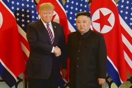 Tổng thống Mỹ Donald Trump và Chủ tịch Triều Tiên Kim Jong-un bắt tay nhau. (Ảnh: TTXVN)