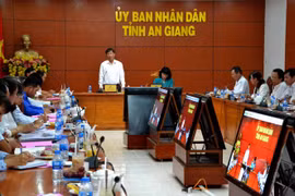 Ngày 10/6, Ủy ban Nhân dân tỉnh An Giang tổ chức buổi họp trực tuyến với 11 huyện, thị xã, thành phố trong tỉnh để thông tin tình hình bệnh dịch tả lợn châu Phi trên địa bàn. (Ảnh: Công Mạo/TTXVN)
