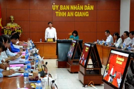 Ngày 10/6, Ủy ban Nhân dân tỉnh An Giang tổ chức buổi họp trực tuyến với 11 huyện, thị xã, thành phố trong tỉnh để thông tin tình hình bệnh dịch tả lợn châu Phi trên địa bàn. (Ảnh: Công Mạo/TTXVN)