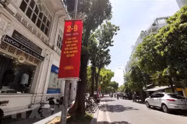 Băngrôn, biểu ngữ được trang hoàng dọc tuyến phố quanh hồ Hoàn Kiếm dịp Quốc khánh 2/9. (Ảnh: Thành Đạt/TTXVN)