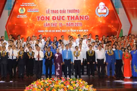 Lãnh đạo Tổng Liên đoàn Lao động Việt Nam và Thành phố Hồ Chí Minh với các gương điển hình nhận Giải thưởng Tôn Ðức Thắng năm 2019. (Ảnh: Thanh Vũ/TTXVN)