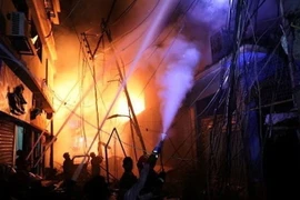 Hiện trường vụ hỏa hoạn tại Dhaka, Bangladesh, ngày 21/2. (Ảnh: Reuters/NDTV/TTXVN)