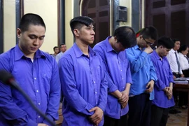 Các bị cáo nghe tòa tuyên án chiều 21/3/2019 (nguyên Cảnh sát giao thông Phạm Sỹ Hoài Như đứng thứ ba). (Ảnh: Thành Chung/TTXVN)