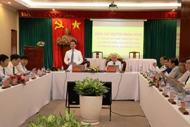 Bộ trưởng Bộ Thông tin và Truyền thông Nguyễn Mạnh Hùng phát biểu tại buổi làm việc. (Ảnh: Dương Chí Tưởng/TTXVN)