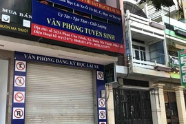 Văn phòng tuyển sinh của Trường đào tạo và thi sát hạch lái xe số 263A Phan Chu Trinh, thành phố Buôn Ma Thuột đã đóng cửa, số điện thoại không liên lạc được. (Ảnh: Phạm Cường/TTXVN)
