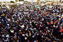Người biểu tình tập trung bên ngoài tổng hành dinh quân đội ở thủ đô Khartoum, Sudan, phản đối Hội đồng quân sự chuyển tiếp điều hành đất nước, ngày 14/4/2019. (Ảnh: AFP/TTXVN)