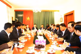Đại sứ Hồ Minh Tuấn tiếp đoàn lãnh đạo thành phố Cẩn Thơ. (Ảnh: Hồng Kỳ/Vietnam+)