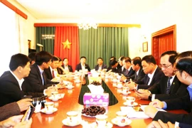 Đại sứ Hồ Minh Tuấn tiếp đoàn lãnh đạo thành phố Cẩn Thơ. (Ảnh: Hồng Kỳ/Vietnam+)