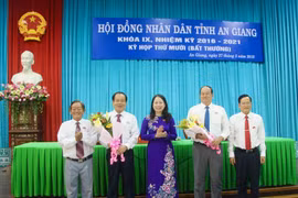 Ông Nguyễn Thanh Bình (đứng thứ hai từ bên phải qua) được bầu làm Chủ tịch Ủy ban Nhân dân tỉnh An Giang nhiệm kỳ 2016-2020. (Ảnh: Thanh Sang/TTXVN)
