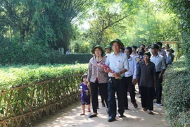 Du khách tham quan Khu di tích Kim Liên. (Ảnh: Nguyễn Oanh/TTXVN)