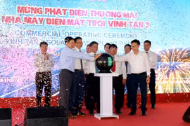 Các đại biểu thực hiện nghi lễ đóng điện. (Ảnh: Nguyễn Thanh/TTXVN)