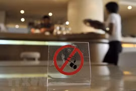 Biển báo cấm hút thuốc tại một nhà hàng. (Nguồn: AFP/TTXVN)