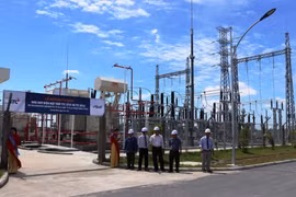 Trạm biến áp của Nhà máy điện năng lượng mặt trời TTC số 2. (Ảnh: Lê Đức Hoảnh/TTXVN)