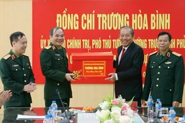 Phó Thủ tướng Thường trực Chính phủ Trương Hòa Bình tặng quà Tết cho Viện Kiểm sát quân sự Trung ương. (Ảnh: Doãn Tấn/TTXVN)