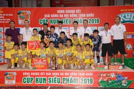 Đội Sông Lam Nghệ An giành cúp vô địch giải đấu. (Ảnh: Tuấn Anh/TTXVN)