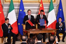 Lãnh đạo Trung Quốc và Italy chứng kiến lễ ký Bản ghi nhớ (MoU) về việc Italy tham gia sáng kiến ‘Vành đai và con đường.’ (Nguồn: AFP)