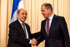 Ngoại trưởng Nga Sergei Lavrov (phải) và người đồng cấp Pháp Jean-Yves Le Drian (trái) trong một cuộc gặp tại Moskva, Nga. (Ảnh: AFP/TTXVN)