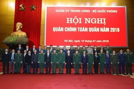 Tổng Bí thư, Chủ tịch nước Nguyễn Phú Trọng, Bí thư Quân ủy Trung ương và các đại biểu chụp ảnh chung. (Ảnh: Trí Dũng/TTXVN)