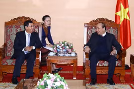 Thủ tướng Nguyễn Xuân Phúc tiếp Thống đốc Ngân hàng Cộng hòa Dân chủ Nhân dân Lào Sonexay Sitphayxay. (Ảnh: Thống Nhất/TTXVN)