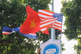 Quốc kỳ Việt Nam, Mỹ và Triều Tiên trên khắp các tuyến phố Hà Nội. (Ảnh: Trọng Đạt/TTXVN)