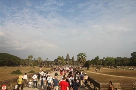 Khách đến tham quan khu di tích đền Angkorwat. (Ảnh: Chanh Đa/Vietnam+)