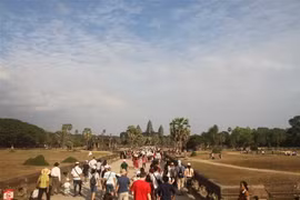 Khách đến tham quan khu di tích đền Angkorwat. (Ảnh: Chanh Đa/Vietnam+)