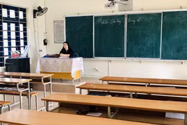 Giáo viên bộ môn Ngữ Văn ngồi chờ học sinh đến lớp. (Ảnh: Trung Nguyên/TTXVN)