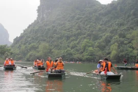 Đoàn phóng viên quốc tế tham quan Khu du lịch Tràng An, tỉnh Ninh Bình. (Ảnh: Hải Yến/TTXVN)