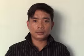 Đối tượng Bùi Minh Đấu ngụ tại ấp Chòi Mòi, xã An Phúc, huyện Đông Hải, Bạc Liêu ra đầu thú. (Ảnh: Nguyễn Văn Việt/TTXVN)