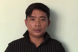 Đối tượng Bùi Minh Đấu ngụ tại ấp Chòi Mòi, xã An Phúc, huyện Đông Hải, Bạc Liêu ra đầu thú. (Ảnh: Nguyễn Văn Việt/TTXVN)