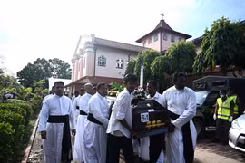 Chuyển quan tài của nạn nhân thiệt mạng trong vụ nổ ở Negombo, Srilanka, ngày 23/4. (Ảnh: AFP/TTXVN)