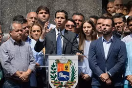 Thủ lĩnh phe đối lập Juan Guaido (giữa, phía trước), người tự phong là 'Tổng thống lâm thời' phát biểu trong cuộc biểu tình của đám đông ủng hộ lực lượng đối lập tại Chacao, phía Đông thủ đô Caracas ngày 25/1/2019. (Ảnh: AFP/TTXVN)