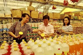 Người dân mua sắm tại phiên chợ hàng Việt. (Ảnh minh họa: Thanh Sang/TTXVN)