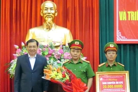 Chủ tịch Ủy ban Nhân dân thành phố Đà Nẵng Huỳnh Đức Thơ khen thưởng Ban chuyên án 67C. (Ảnh: Nguyễn Sơn/TTXVN)