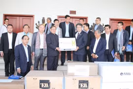 Phó Tổng giám đốc VOV bàn giao cho Bộ Thông tin Campuchia một số vật tư, trang thiết bị dự phòng phục vụ cho hoạt động của các trạm phát sóng phát thanh, truyền hình. (Ảnh: Phan Minh Hưng/TTXVN)