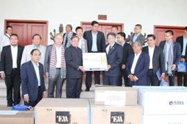 Phó Tổng giám đốc VOV bàn giao cho Bộ Thông tin Campuchia một số vật tư, trang thiết bị dự phòng phục vụ cho hoạt động của các trạm phát sóng phát thanh, truyền hình. (Ảnh: Phan Minh Hưng/TTXVN)