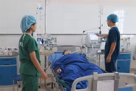 Bệnh nhân Nguyễn Văn Thành đang được điều trị tích cực tại Khoa Gây mê Hồi sức, Bệnh viện Trung ương Thái Nguyên. (Ảnh: Thu Hằng/TTXVN)