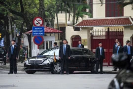 Chủ tịch Kim Jong-un thăm Đại sứ quán Triều Tiên tại Hà Nội. (Nguồn: AFP)