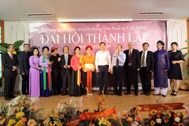 Ban chấp hành Hội những người yêu nghệ thuật truyền thống Việt Nam tại CHLB Đức. (Ảnh: Anh Đức/Vietnam+)