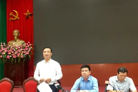 Phó Chủ tịch Ủy ban Nhân dân huyện Đông Anh Nguyễn Xuân Linh phát biểu tại buổi họp báo. (Ảnh: Nguyễn Thắng/TTXVN)