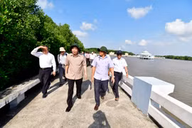  Bộ trưởng Bộ Nông nghiệp và Phát triển nông thôn Nguyễn Xuân Cường kiểm tra tình hình sạt lở tại tuyến bờ kè Đất Mũi, xã Đất Mũi, huyện Ngọc Hiển. (Ảnh: Huỳnh Thế Anh/TTXVN)