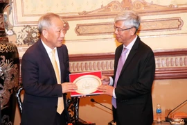 Ông Võ Văn Hoan, Phó Chủ tịch UBND Thành phố Hồ Chí Minh (phải) tiếp ông Nghiêm Giới Hòa, nhà sáng lập Tập đoàn xây dựng Thái Bình Dương. (Ảnh: Xuân Khu/TTXVN)